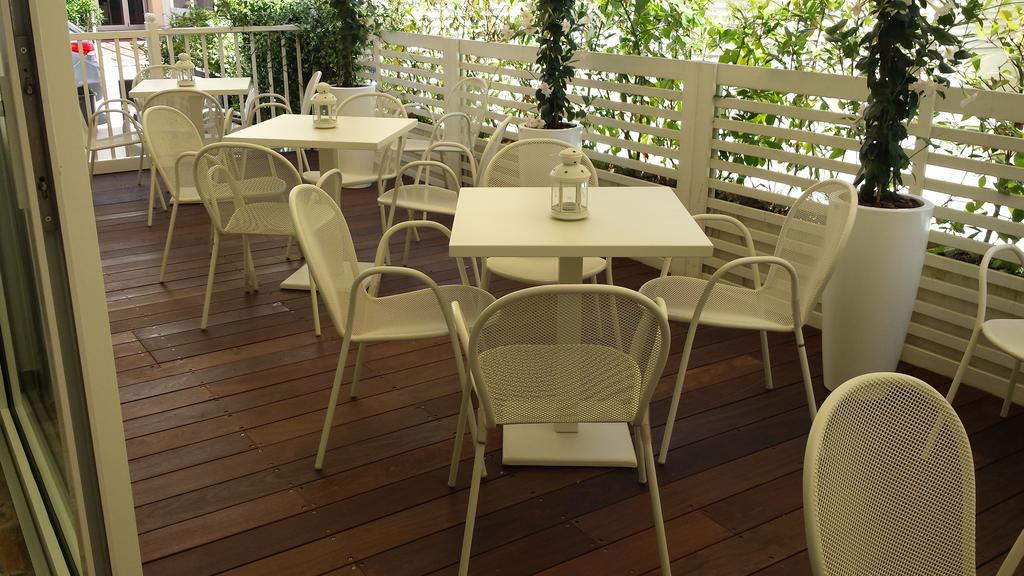 Hotel Ermeti B&B Brunch Riccione Eksteriør billede